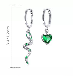 SNAKE LOVE ASYMMETRIC EARRING